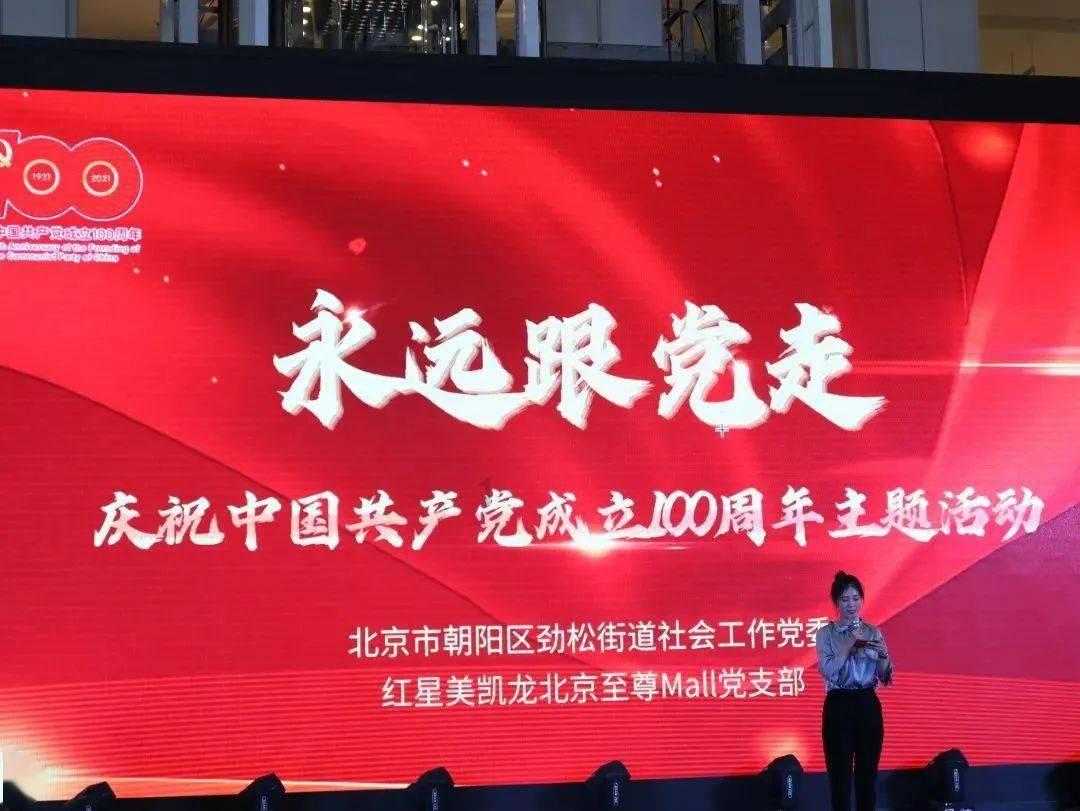 度假的时尚女孩
