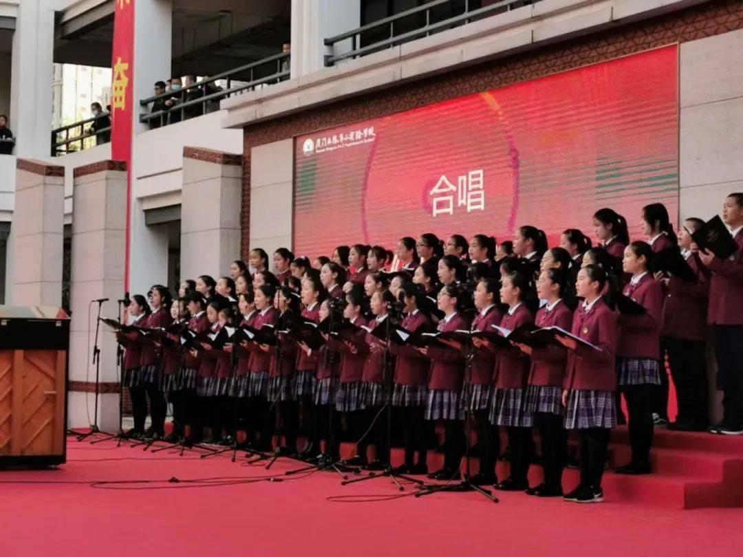 Look!They()very()年轻then。填写什么单词？